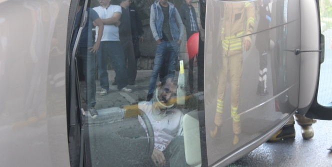 Takla atan araçta sıkıştı, polis ailesine böyle haber verdi