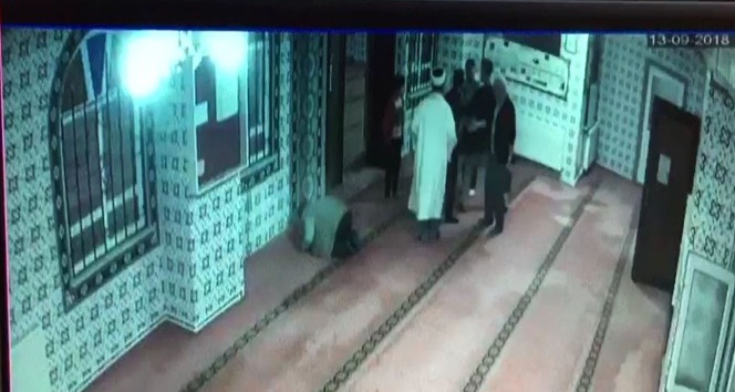 (Özel Haber) Dernek başkanı camide imamın üzerine yürüdü, araya cemaat girdi
