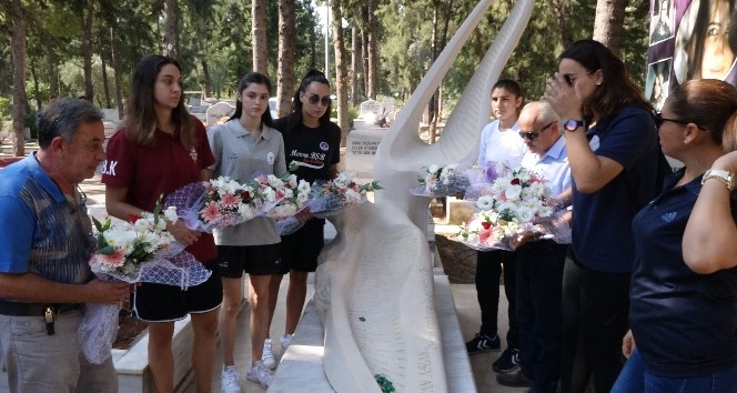 Kadın basketbolcular Özgecan’ın mezarına çiçek bıraktı