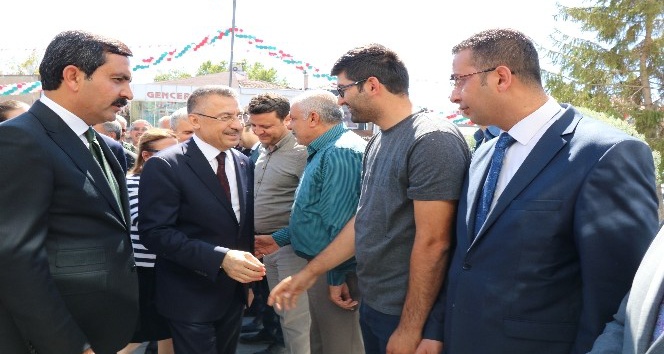Cumhurbaşkanı Yardımcısı Oktay, Bakan Pekcan ile birlikte Türk bayrağı logolu aşure dağıttı