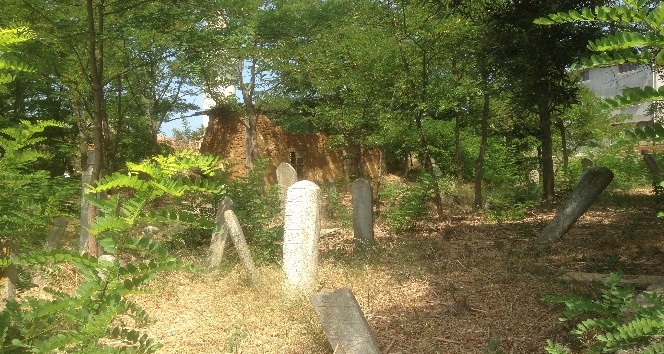 Erdek’teki tarihi mezarlık ve cami ilgi bekliyor