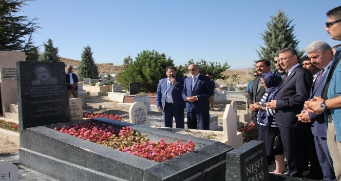 Cumhurbaşkanı Yardımcısı Oktay ve AK Parti teşkilatı, Neşet Ertaş’ın mezarını ziyaret etti