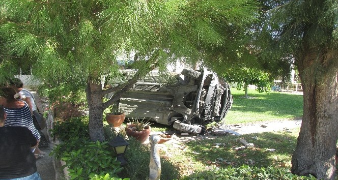 Ayvalık’ta kontrolden çıkan otomobil takla atarak bahçeye daldı
