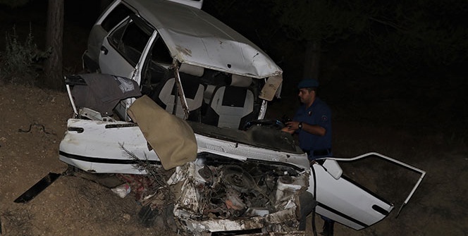 Yoldan çıkan otomobil ağaçlık alana uçtu: 1’i ağır 2 yaralı
