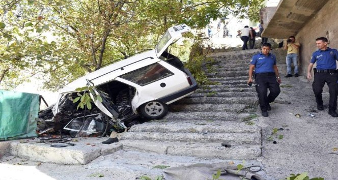 Gümüşhane’de otomobil merdivene düştü: 1 ölü