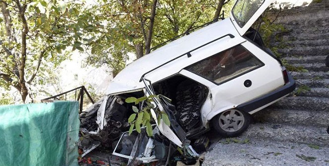 Gümüşhane’de otomobil merdivene düştü: 1 ölü