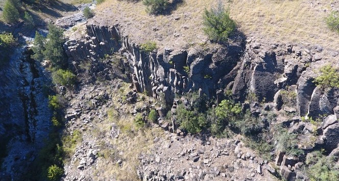 5 milyon yıllık altıgen prizmalar şeklindeki kayalık görenleri şaşırtıyor