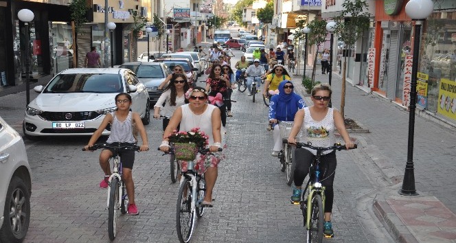 Kadirli’de &quot;Süslü Kadınlar Bisiklet Turu&quot; etkinliği