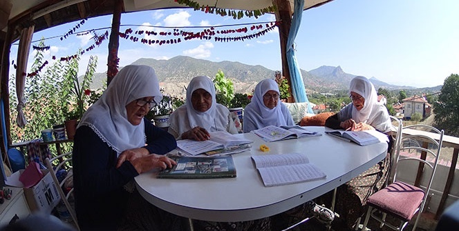 Balkonu sınıfa çeviren 80'lik ninelerin okuma azmi