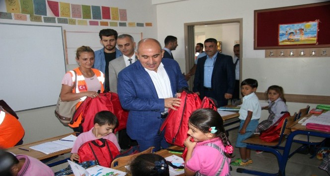 Kilis’te öğrencilere kırtasiye malzemesi dağıtıldı