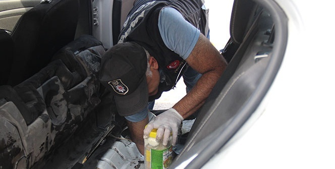 Kiralık aracın yakıt deposundaki turşu kavanozlarından 5 kilo 500 gram eroin çıktı