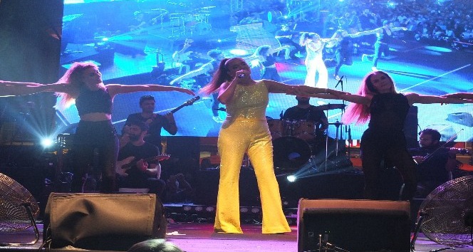 Demet Akalın’a 60 bin kişilik Bandırma morali