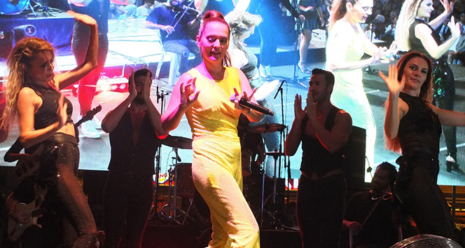 Demet Akalın’ı 60 bin kişi izledi