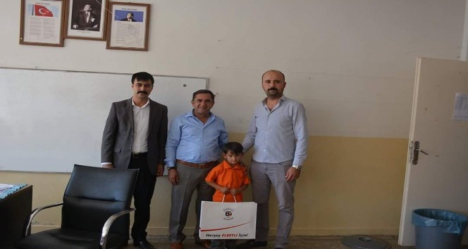Elbeyli Belediye Başkanı Şimşek’ten öğrencilere kırtasiye yardımı