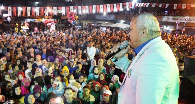 Ramazan Çelik, Ormanlı Fındık Festivali’nde hayranlarını coşturdu