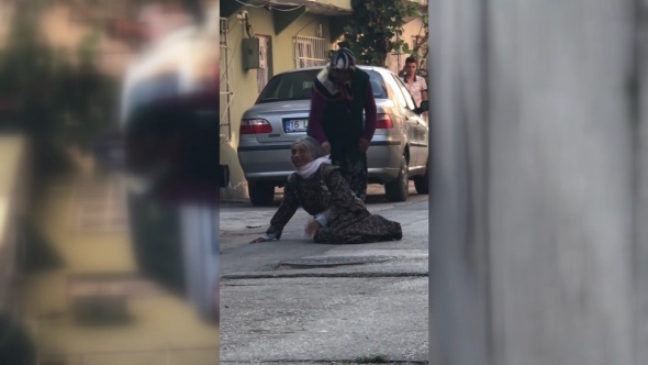 82 yaşındaki kadının sokak ortasındaki evire çevire dövülmesi de izleyenlerin yüreğini sızlattı. 