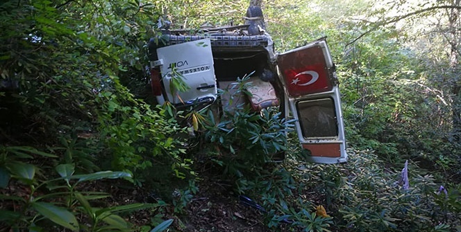 Minibüs uçuruma yuvarlandı! 3 ölü, 3 yaralı