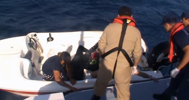 Kuşadası Körfezi’nde kaçak göçmenlerin bindiği lastik bot battı