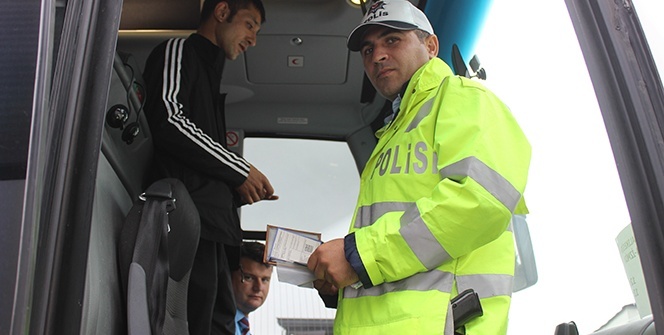 Polis otobüsü durdurdu! Yolculara bu uyarıyı yaptı