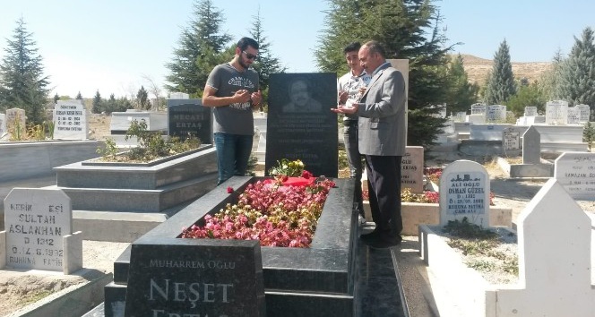 Neşet Ertaş kabri başında anıldı