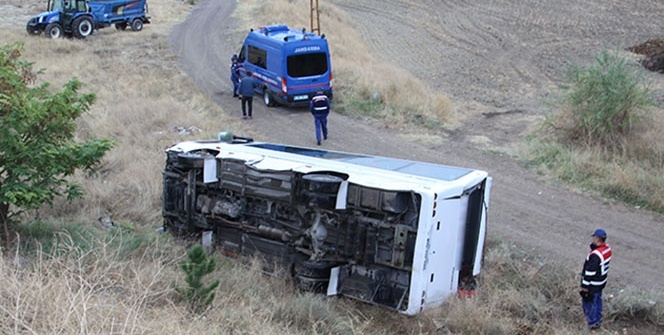 Çankırı'da öğrencileri taşıyan servis devrildi: 20 yaralı