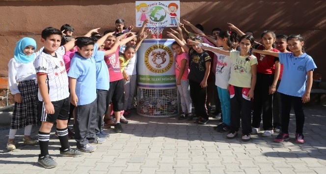 Cizre Belediyesi okullara ’Basket Çöp Potası’ yerleştirdi