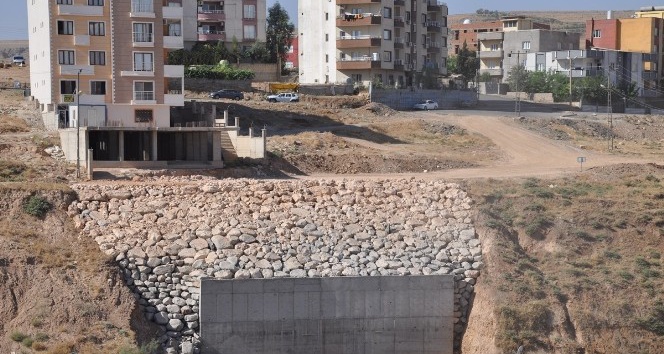 Cizre’de heyelan riski taşıyan alanlara belediye ekipleri müdahale etti