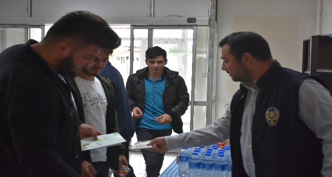 Tosya’da Emniyet Müdürlüğü ekipleri öğrencilere broşür dağıttı
