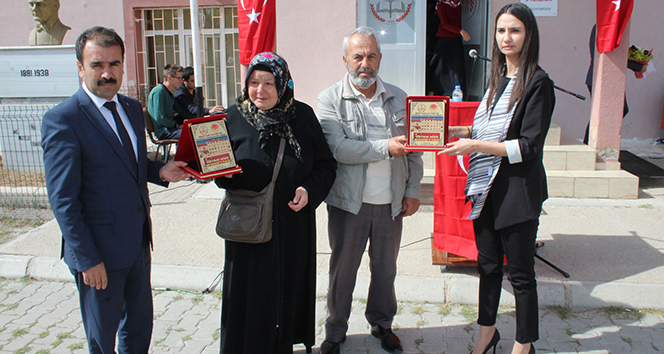 Kadın kaymakam şehit annesinin elini bırakmadı