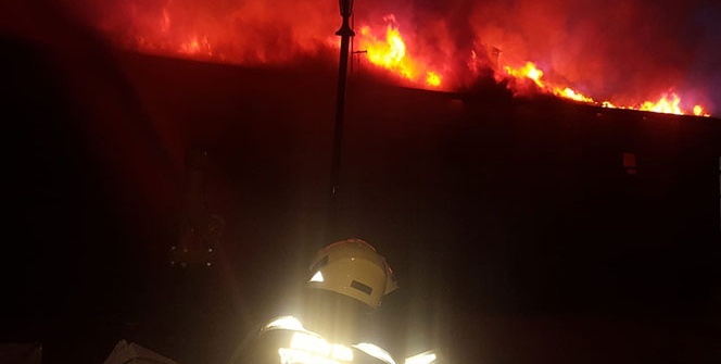Kız yurdunun yemekhanesinin çatısında yangın çıktı