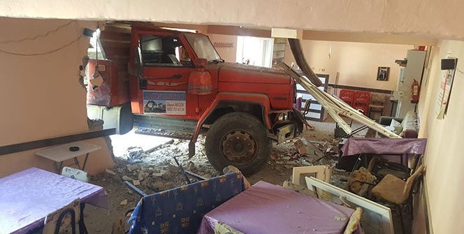 Kamyonla kahvehaneye daldı, faciadan dönüldü