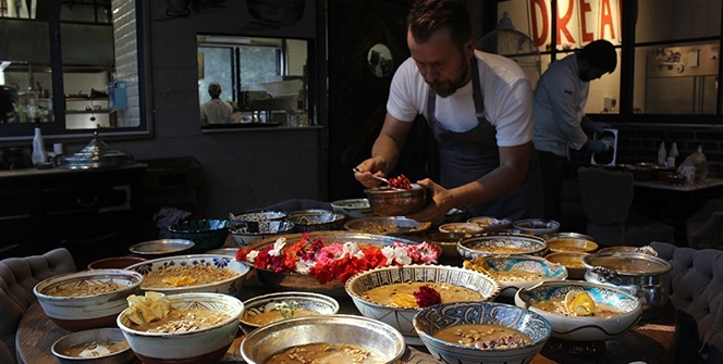 20 bin dolarlık tabaklarda ikram ediyor!