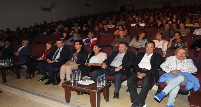 Altan Erkekli, Edremit’te Tuncel Kurtiz anısına sahneye çıktı