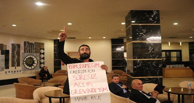 İzmir Büyükşehir Belediyesi’nde işten atılan işçi CHP’lilerin toplantı yaptığı otelde eylem  yaptı