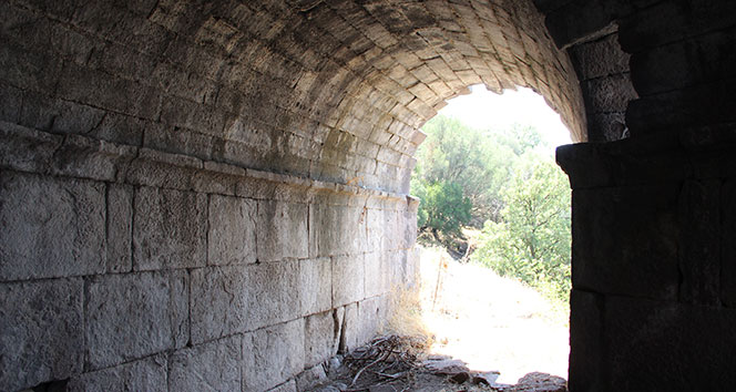 Aigai'de bulunan 2 bin 200 yıllık yapı hayranlık uyandırdı