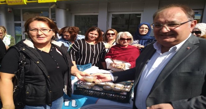AK Parti kadın kollarından aşure ikramı