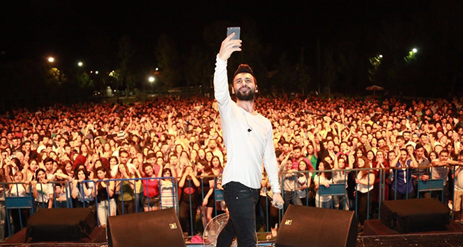 Emre Kaya yeni şarkısı için stüdyoya kapandı