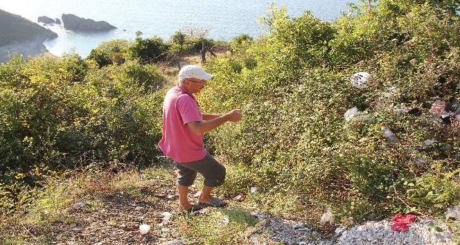 (Özel) Tatil için geldiği köyünde tatilcilerin bıraktığı çöpleri topluyor