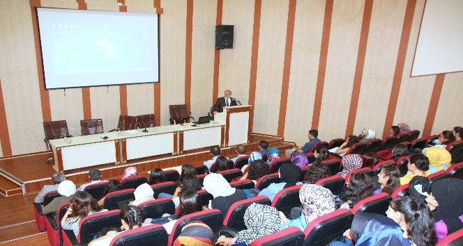 Yeni öğrencilere oryantasyon eğitimi verildi