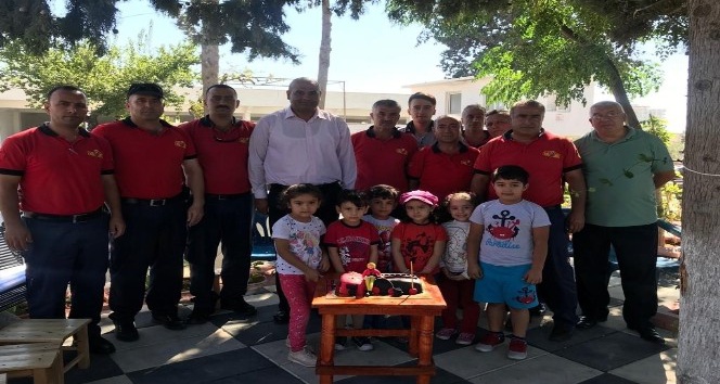 Çocuklara itfaiye tanıtılıyor