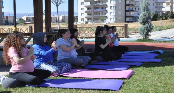 Tunceli’de anne adayları doğada, yoga ile doğuma hazırlanıyor