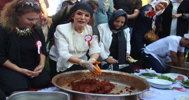 Şanlıurfa’da Hülya Koçyiğit çiğ köfte yoğurup halay çekti
