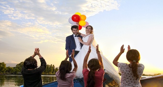 Çıldır Gölü yeni evlenen çiftlerin çekim mekanı oldu