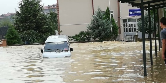 Dereler taştı, ilçe sular altında kaldı!
