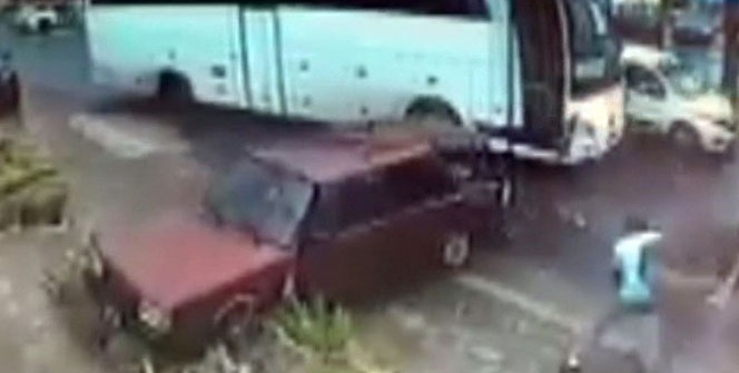 Üzerlerine gelen aracı görünce koşmaya başladılar