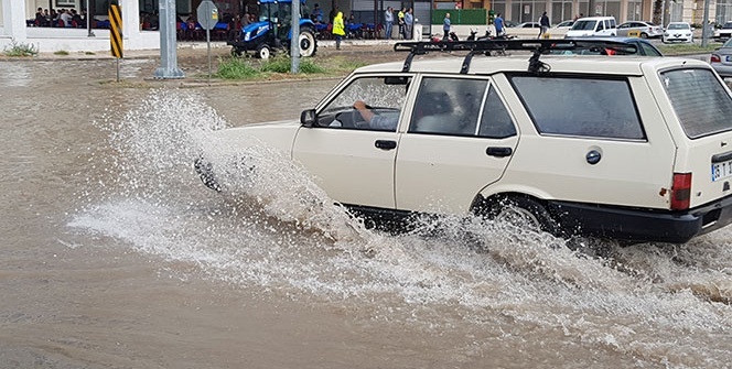 Bir anda bastırdı, sokaklar göle döndü!
