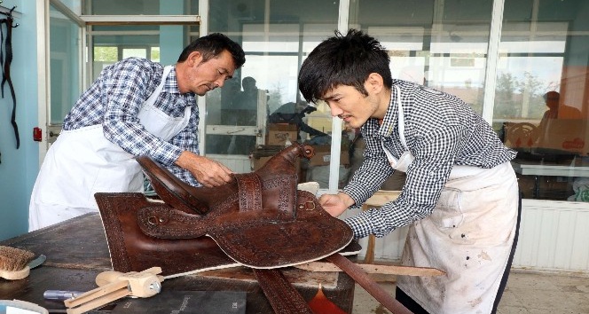 Kırgızlar sanatlarını deriye işliyor