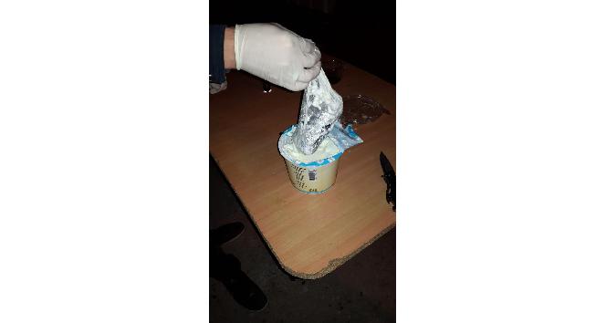 Yoğurdun içine gizlenmiş 690 uyuşturucu hap ele geçirildi