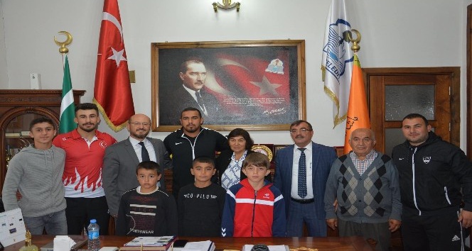 Başkan Özcan şampiyon güreşçileri tebrik etti