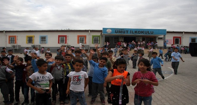 Suriyeli çocuklara çanta ve kırtasiye malzemesi dağıtıldı